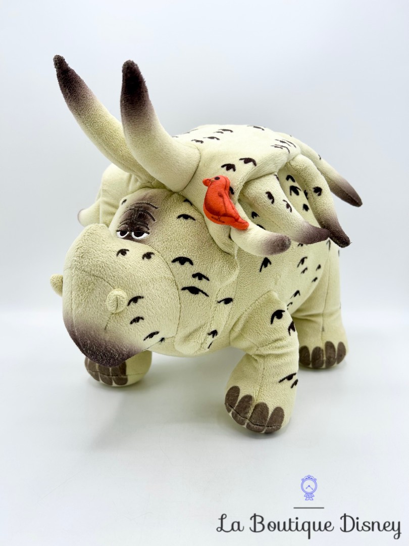 peluche-le-collectionneur-dinosaure-le-voyage-arlo-disney-store-ecusson (3)