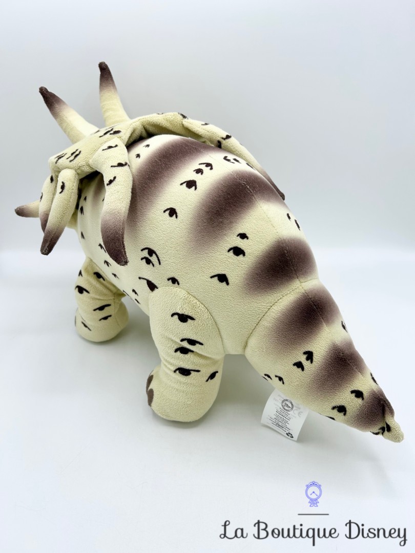 peluche-le-collectionneur-dinosaure-le-voyage-arlo-disney-store-ecusson (6)