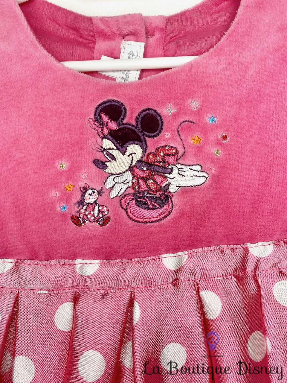 robe-minnie-mouse-disney-store-rose-pois-blanc-broderie-jupon-velour-4