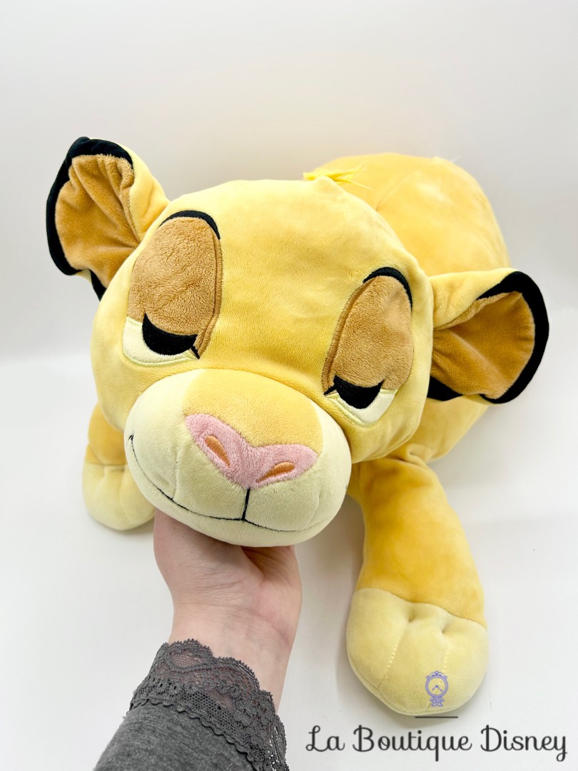 peluche-simba-cuddleez-disney-store-le-roi-lion-oreiller-dort-couché (3)