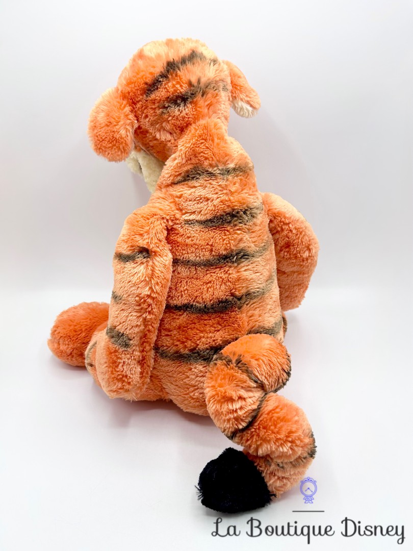 Peluche-Tigrou-Poils-Longs-Disney-Store-Winnie-lourson-tigre-orange-écusson-45-cm (1)