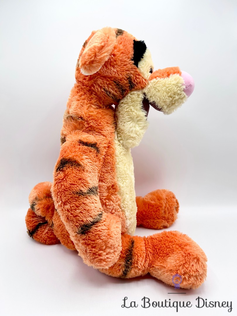 Peluche-Tigrou-Poils-Longs-Disney-Store-Winnie-lourson-tigre-orange-écusson-45-cm (3)