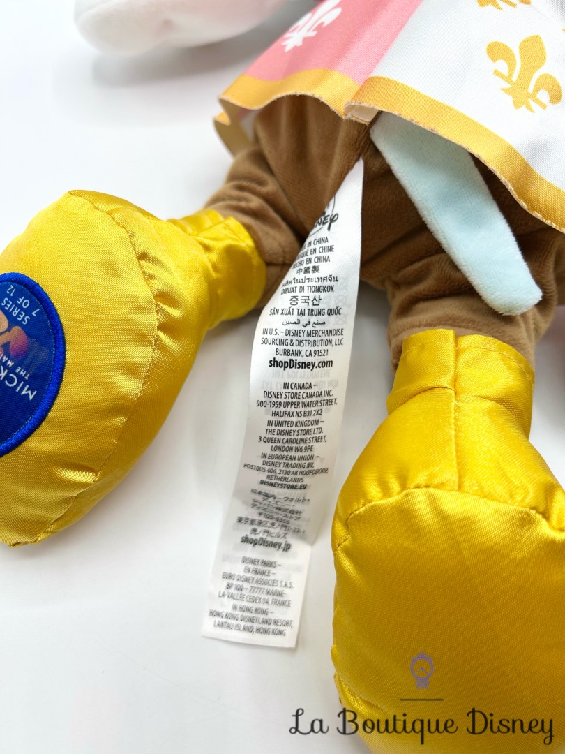 Peluche-Mickey-Mouse-The-Main-Attraction-7-sur-12-Prince-Charming-Regal-Carrousel-Disney-Store-2020-Édition-limitée-43-cm (8)