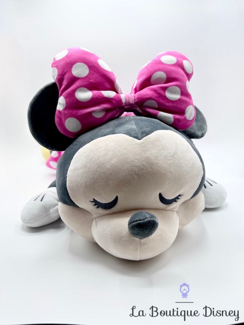 Peluche-Minnie-Mouse-Cuddleez-Disney-Store-2022-pois-rose-dort-couché (2)