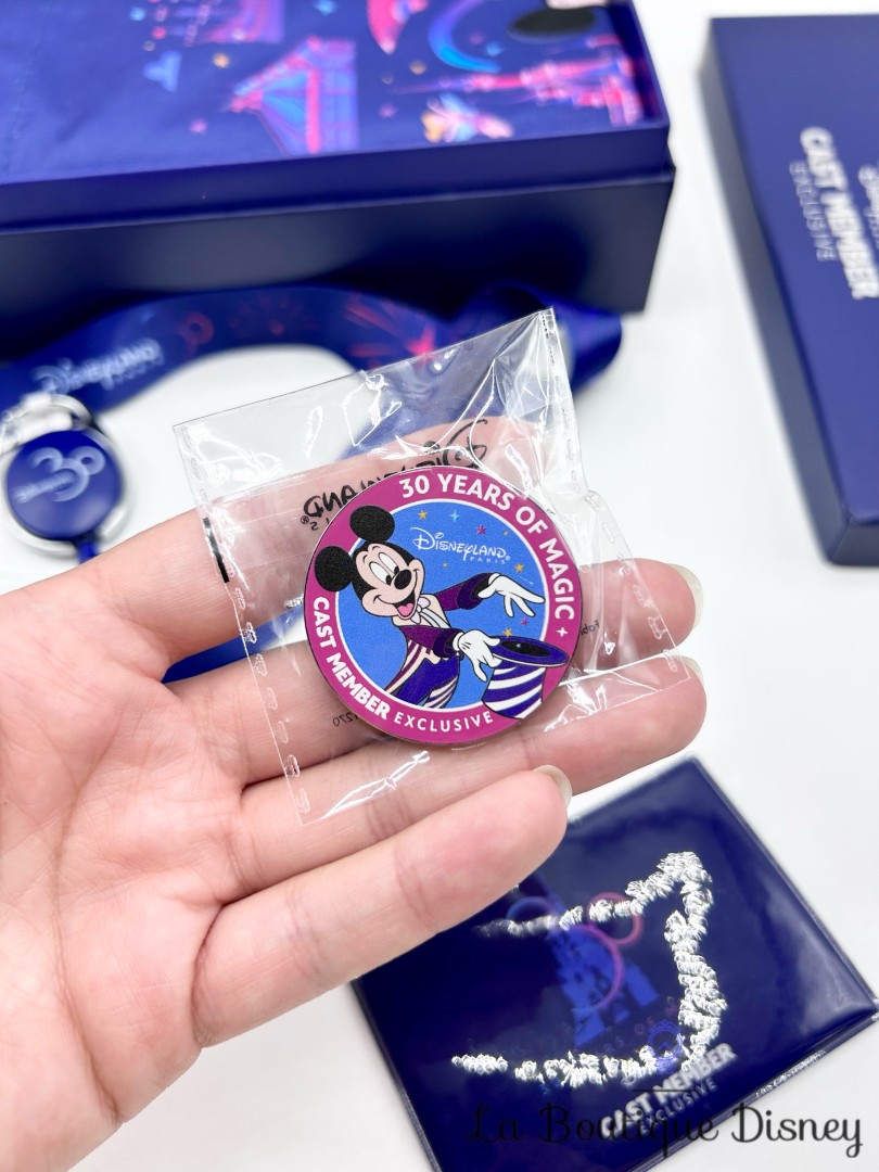 Coffret-Cast-Member-Exclusive-30-ème-anniversaire-Disneyland-Paris-30-ans-Disney-carnet-sac-lanière-pin-stylo (4)