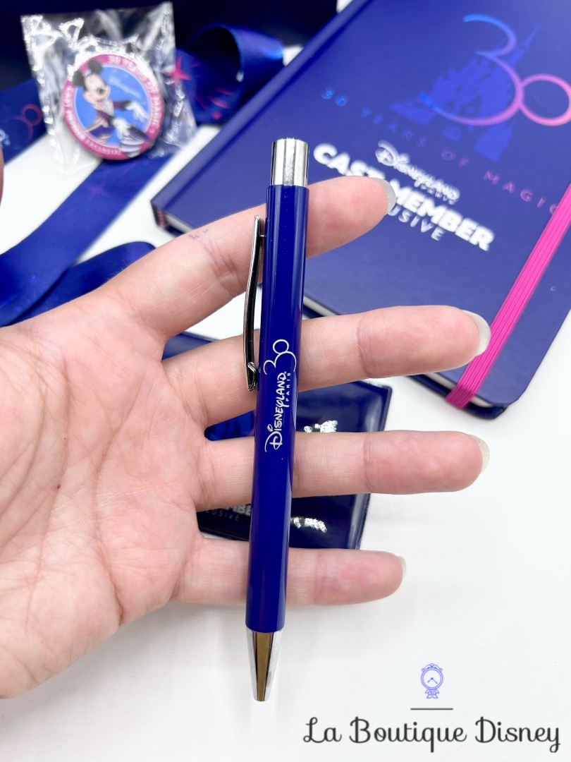 Coffret-Cast-Member-Exclusive-30-ème-anniversaire-Disneyland-Paris-30-ans-Disney-carnet-sac-lanière-pin-stylo (6)