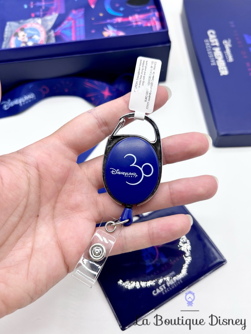 Coffret-Cast-Member-Exclusive-30-ème-anniversaire-Disneyland-Paris-30-ans-Disney-carnet-sac-lanière-pin-stylo (9)