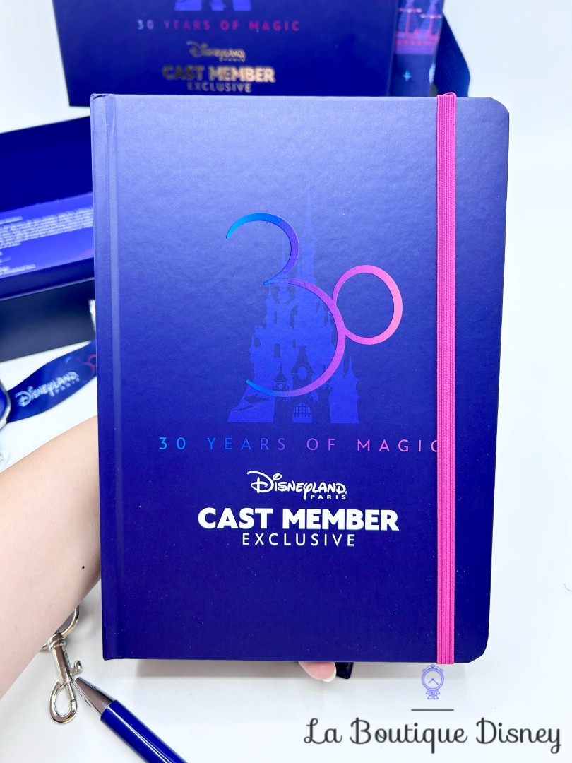 Coffret-Cast-Member-Exclusive-30-ème-anniversaire-Disneyland-Paris-30-ans-Disney-carnet-sac-lanière-pin-stylo (5)