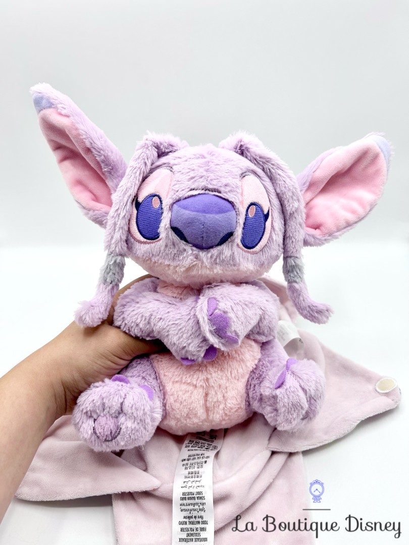 Peluche-Angel-lange-Disney-Babies-Disney-Store-2023-Lilo-et-Stitch-couverture-rose  (1)