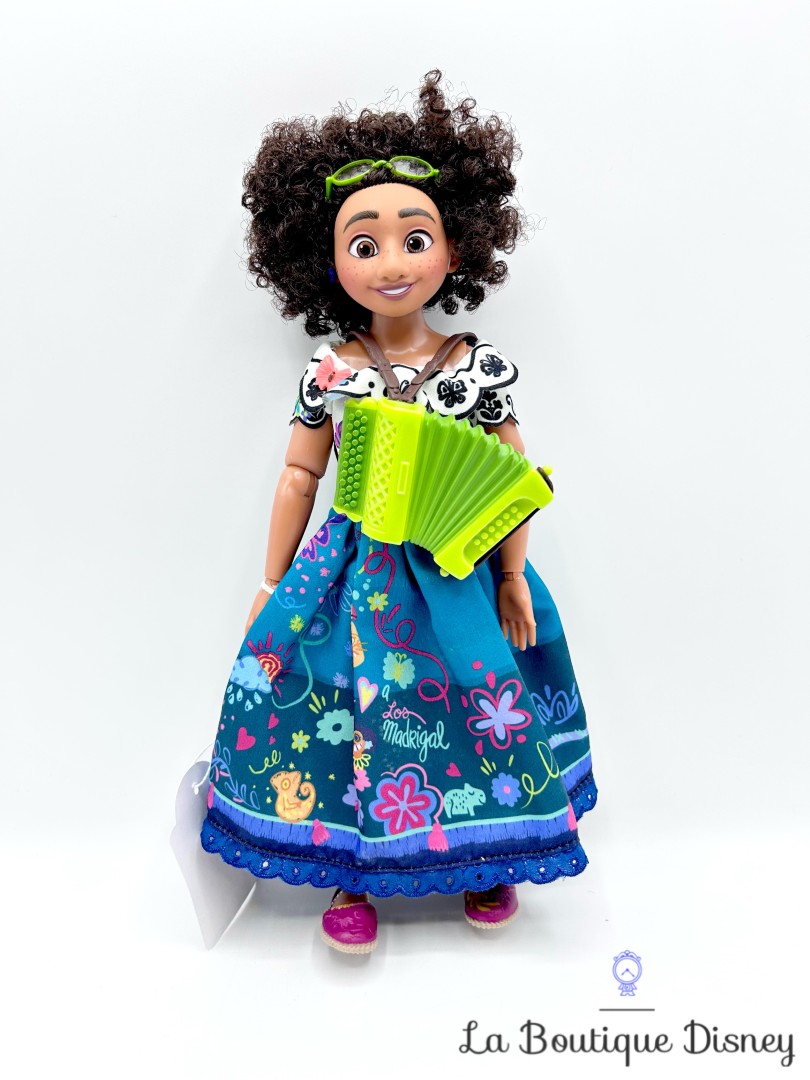 Poupée-chantante-Mirabel-Madrigal-Encanto-Disney-Store-2023-Singing-Doll-28-cm (3)
