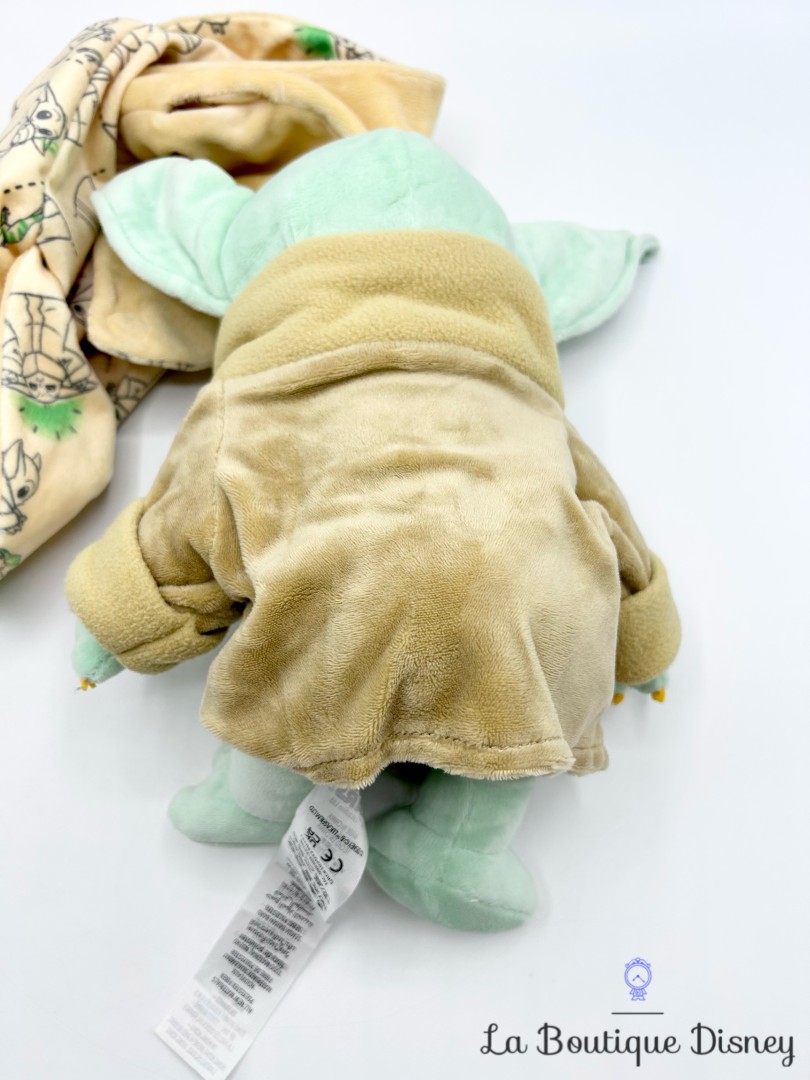 Peluche-Grogu-lange-Disney-Babies-Disney-Store-2023-The-Mandalorian-Star-Wars-couverture-beige (7)