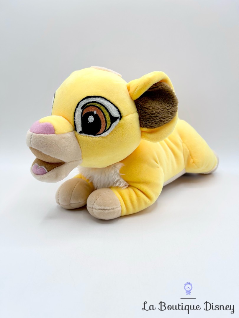 Peluche-Simba-Le-Roi-Lion-Disneyland-Paris-2019-Disney-jaune-couché-35-cm (3)