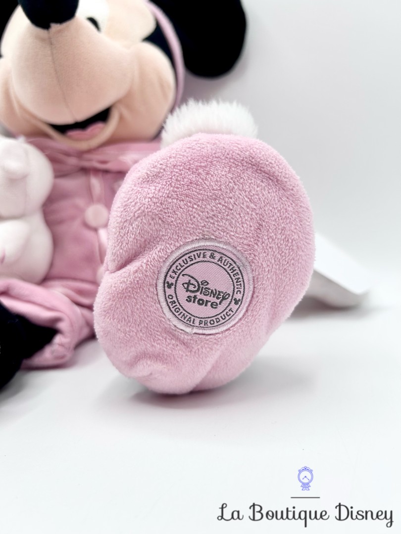 Peluche-Minnie-Mouse-Pyjama-Disney-Store-rose-doudou-écusson-42-cm (3)