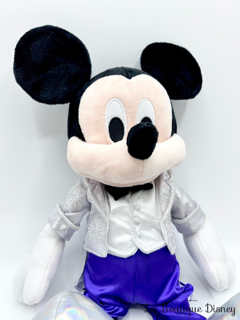Peluche-Mickey-Mouse-100-Years-of-Wonder-Disney-Store-2023-costume-gris-violet-38-cm (2)