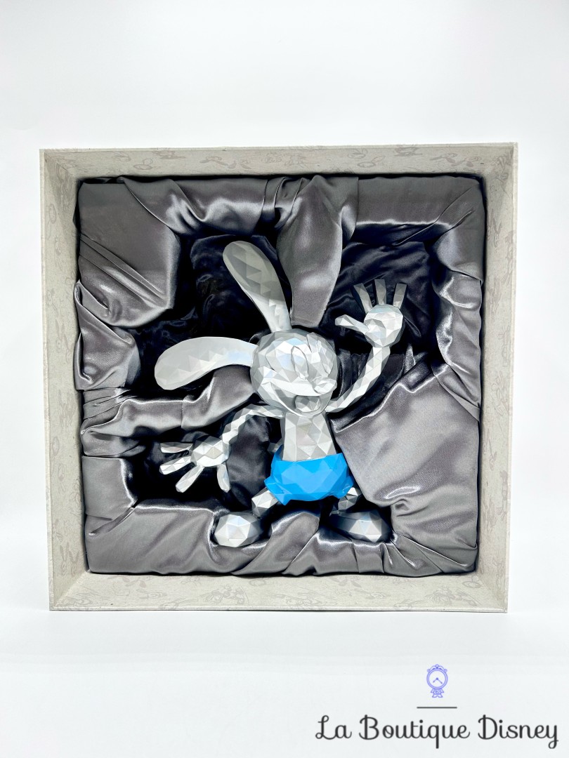 Figurine-Oswald-The-Lucky-Rabbit-Disney-100-Disney-Store-2022-lapin-gris (3)