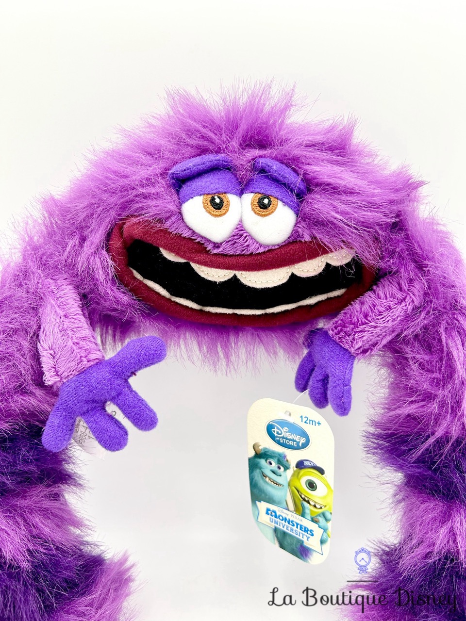 peluche-art-monstre-violet-disney-store-écusson-monsters-university-2