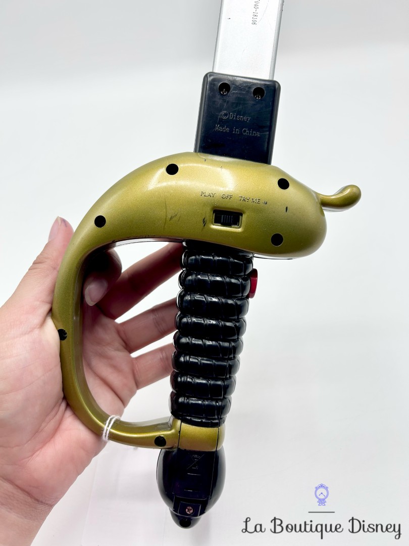 Jouet-Sabre-Pirates-des-Caraïbes-Disneyland-2018-Disney-épée-sonore-60-cm (7)