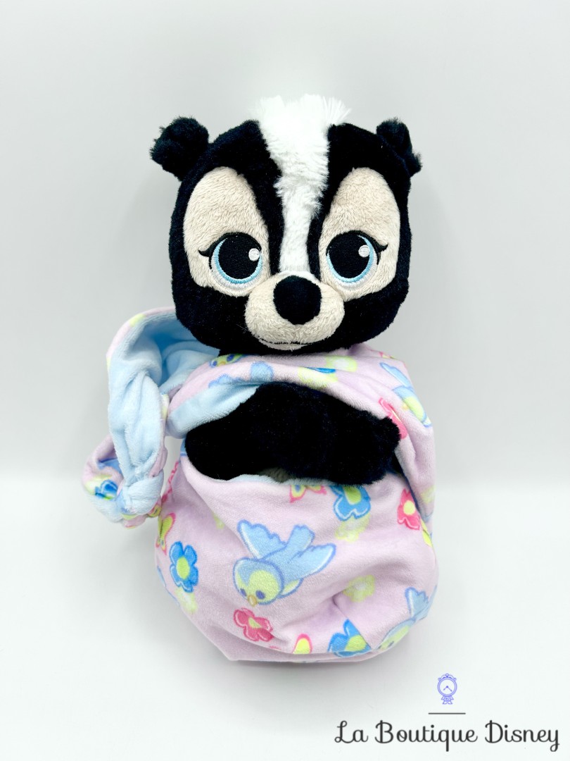 Peluche-Fleur-emmaillotée-Bambi-disney-Parks-2017-Disneyland-mouffette-noire-couverture-cocon-30-cm (2)
