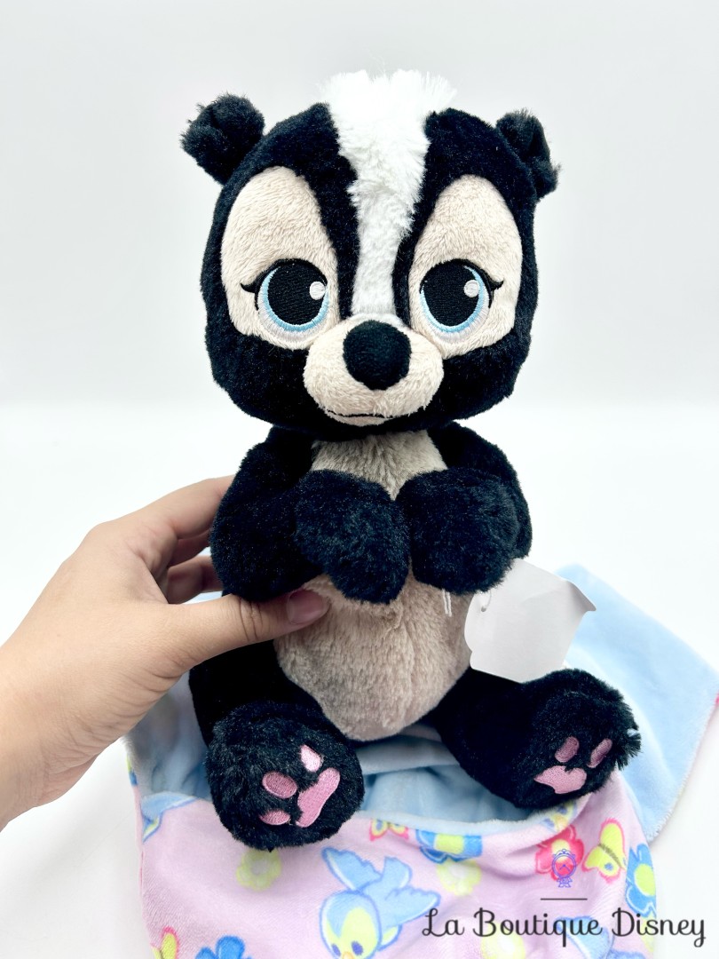 Peluche-Fleur-emmaillotée-Bambi-disney-Parks-2017-Disneyland-mouffette-noire-couverture-cocon-30-cm (3)