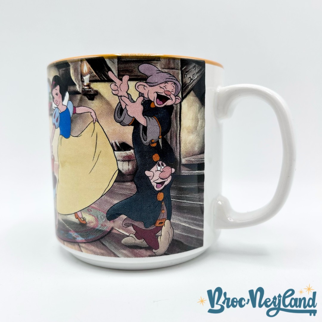 Tasse-scène-Blanche-Neige-et-les-sept-nains-Walt-Disney-Company-England-mug-scène-film-danse-instruments (1)