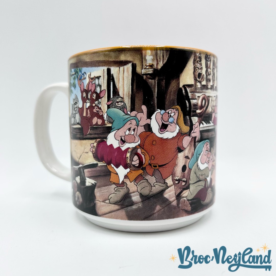 Tasse-scène-Blanche-Neige-et-les-sept-nains-Walt-Disney-Company-England-mug-scène-film-danse-instruments (4)
