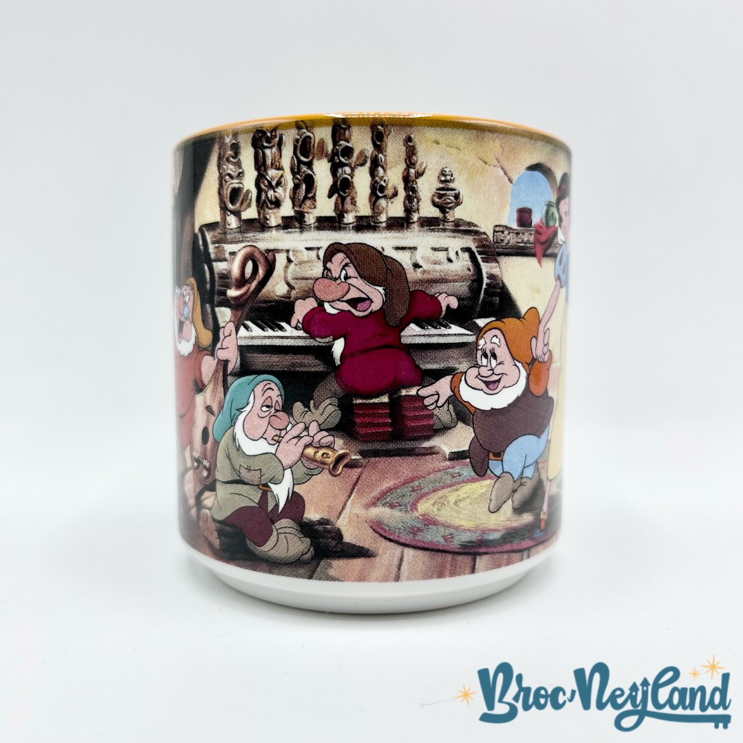 Tasse-scène-Blanche-Neige-et-les-sept-nains-Walt-Disney-Company-England-mug-scène-film-danse-instruments (5)