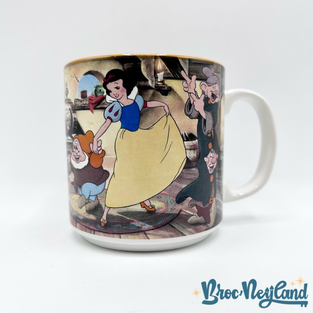 Tasse-scène-Blanche-Neige-et-les-sept-nains-Walt-Disney-Company-England-mug-scène-film-danse-instruments (2)