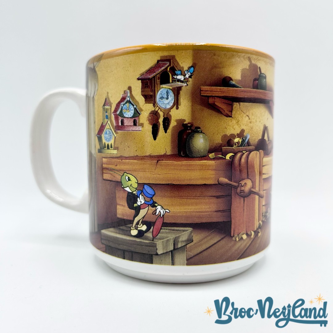 Tasse-scène-Pinocchio-The-Walt-Disney-Company-England-mug-scène-film-Geppetto-atelier (2)