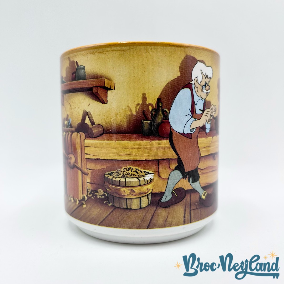 Tasse-scène-Pinocchio-The-Walt-Disney-Company-England-mug-scène-film-Geppetto-atelier (3)