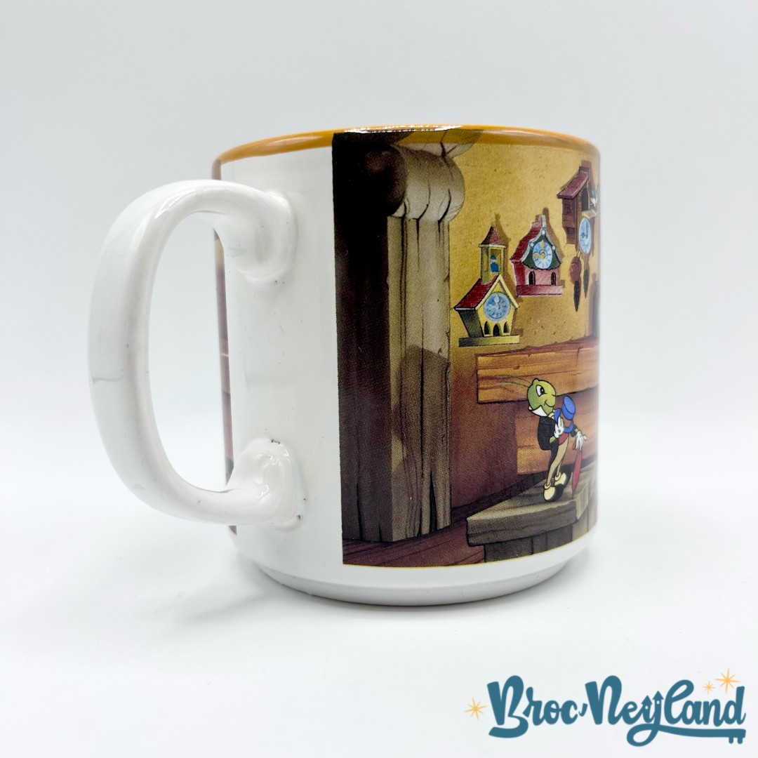 Tasse-scène-Pinocchio-The-Walt-Disney-Company-England-mug-scène-film-Geppetto-atelier (1)