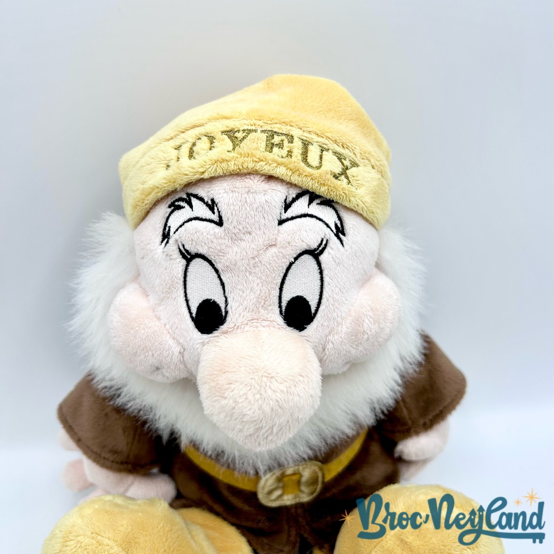 Peluche-Joyeux-jaune-Disney-Store-Blanche-Neige-et-les-sept-nains-couleur-écusson-40-cm (6)