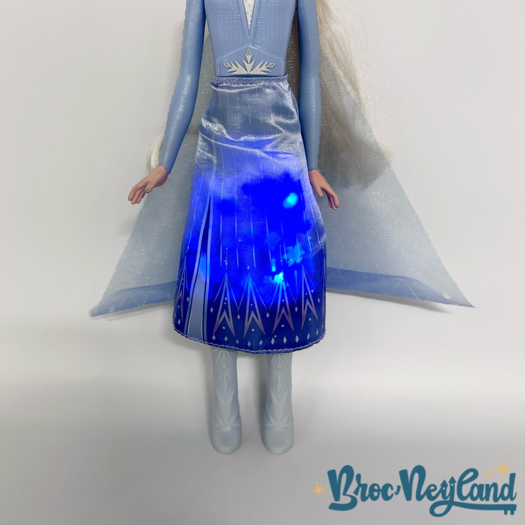 Poupée-Elsa-robe-lumineuse-La-Reine-des-Neiges-2-Disney-Hasbro-2018-Frozen-II-robe-bleu-30-cm (4)
