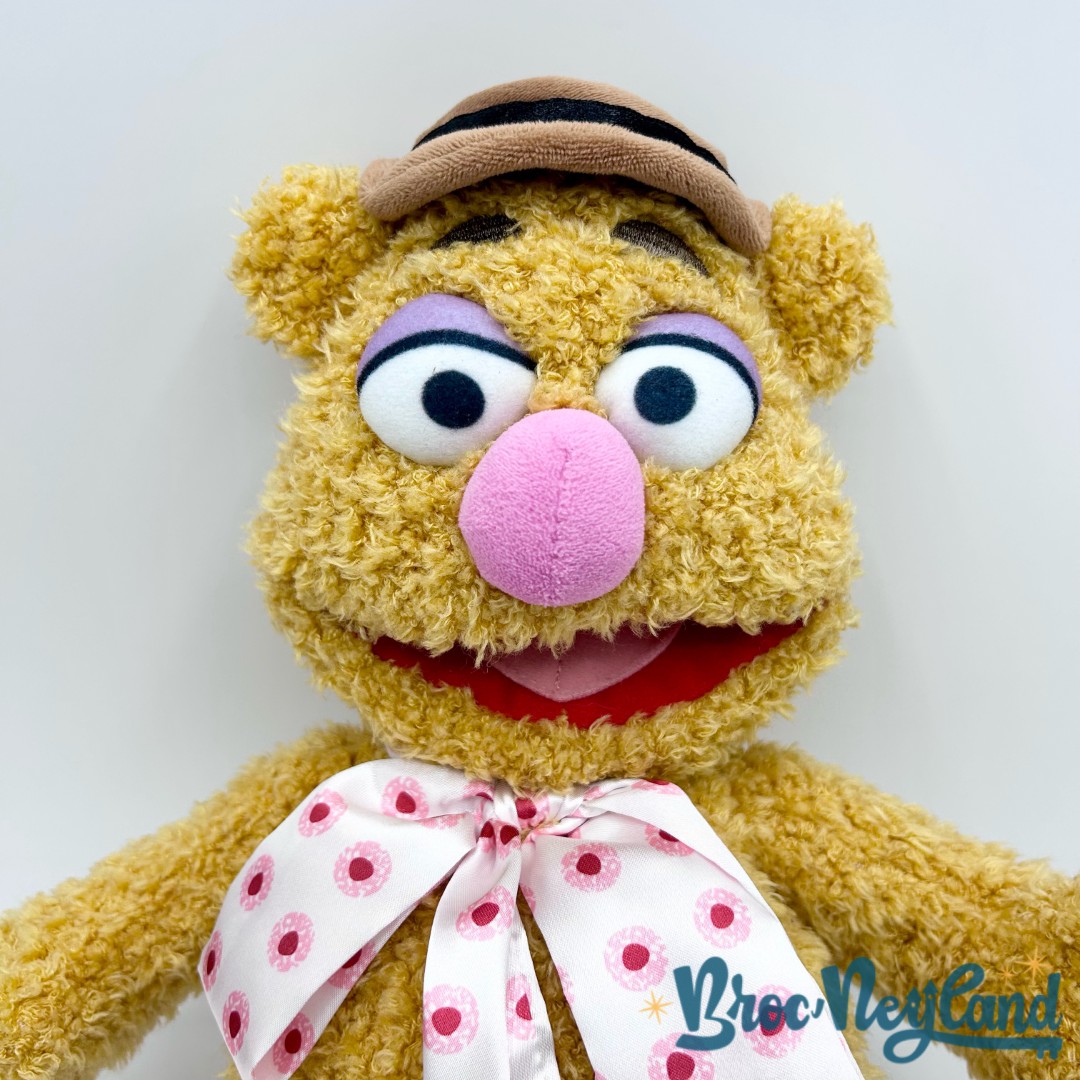 Peluche-Fozzie-ours-Les-Muppets-Disney-Store-2014-marron-écusson-40-cm (2)