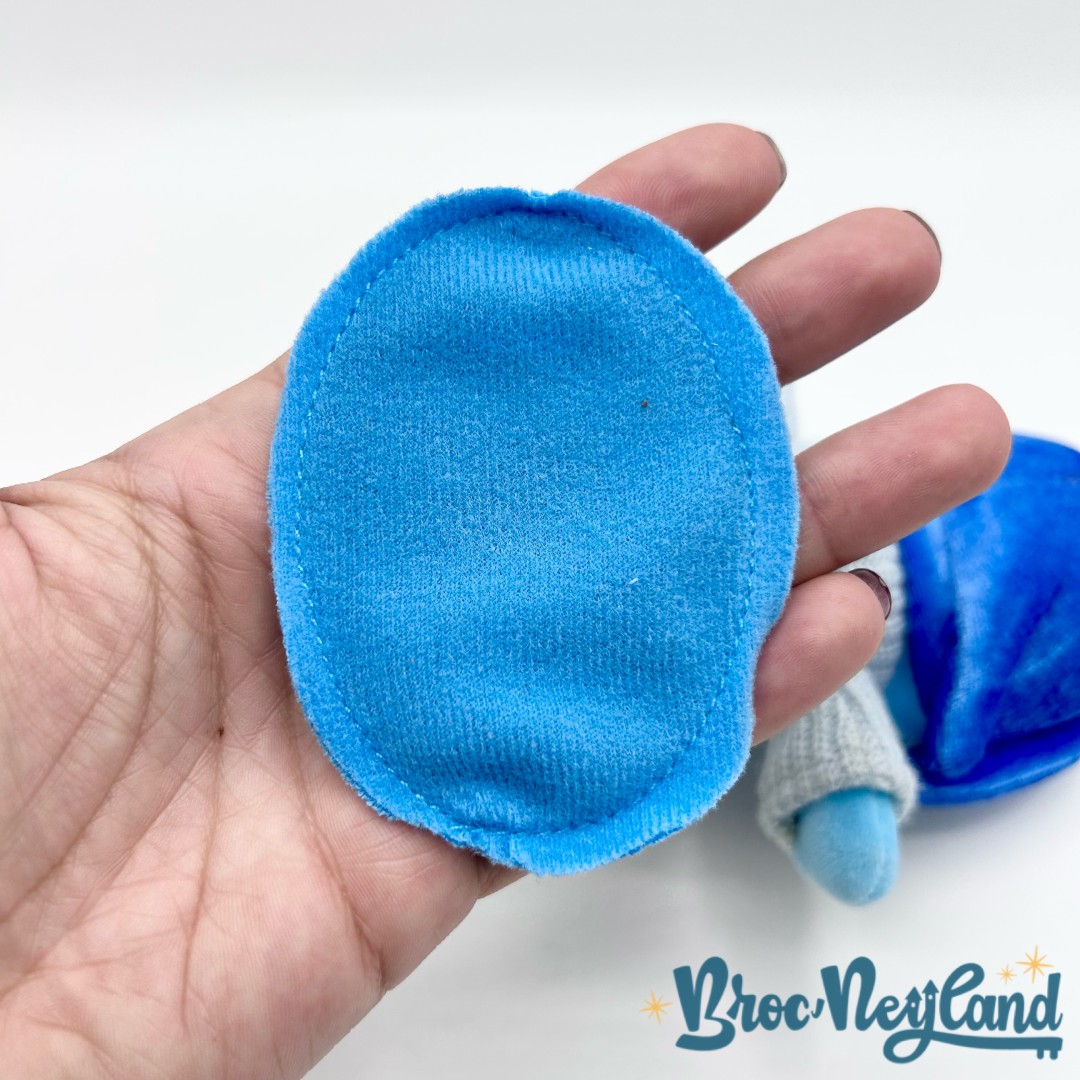 Peluche-épaule-Tristesse-Disney-Parks-Disneyland-Vice-Versa-émotion-bleu-peluche-aimantée-15-cm (1)