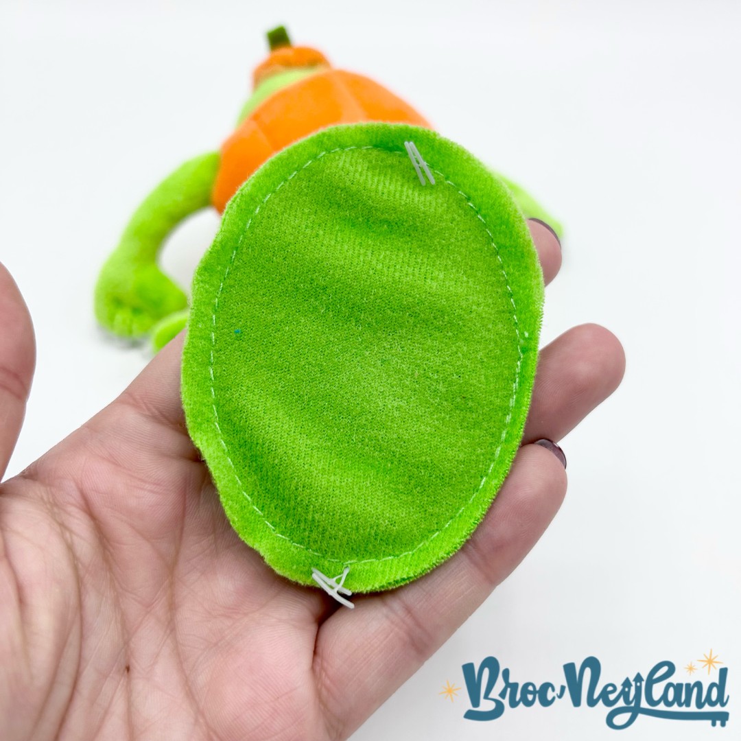 Peluche-épaule-Bob-Razowski-Citrouille-Halloween-Disney-Parks-Disneyland-Monstres-et-Cie-vert-peluche-aimantée-10-cm (1)