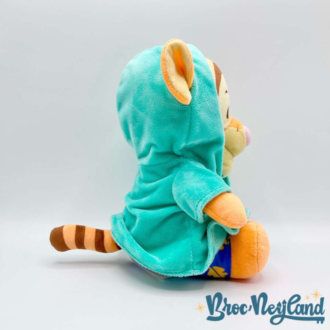 Peluche-Tigrou-Bébé-Capuche-Disney-Store-2023-Winnie-ourson-vert-peignoir-28-cm (7)