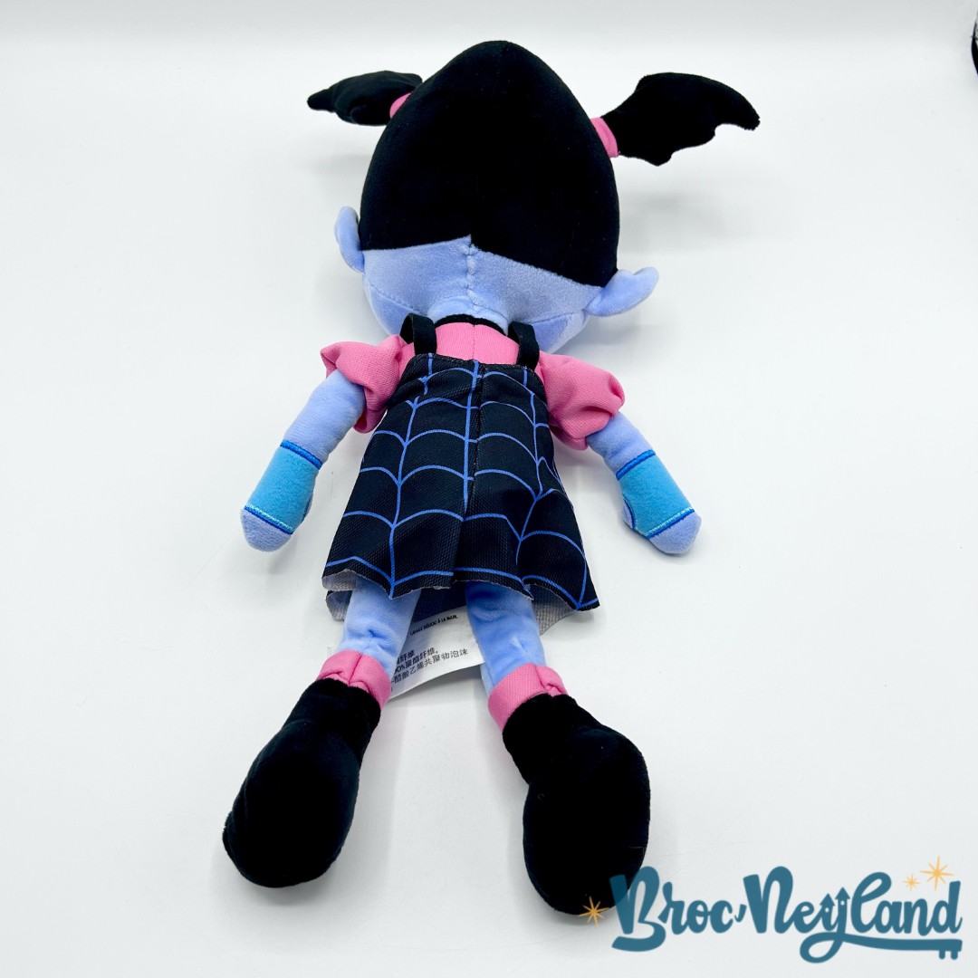 Peluche-Vampirina-Disney-Parks-2019-Disney-Junior-violet-rose-38-cm (1)