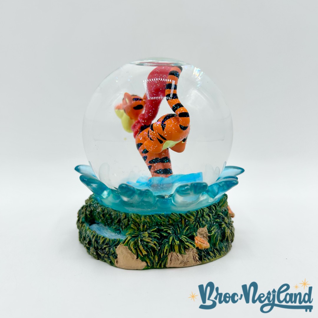 Boule-à-neige-Tigrou-Disney-Store-Winnie-ourson-snow-globe-eau-flaque (1)