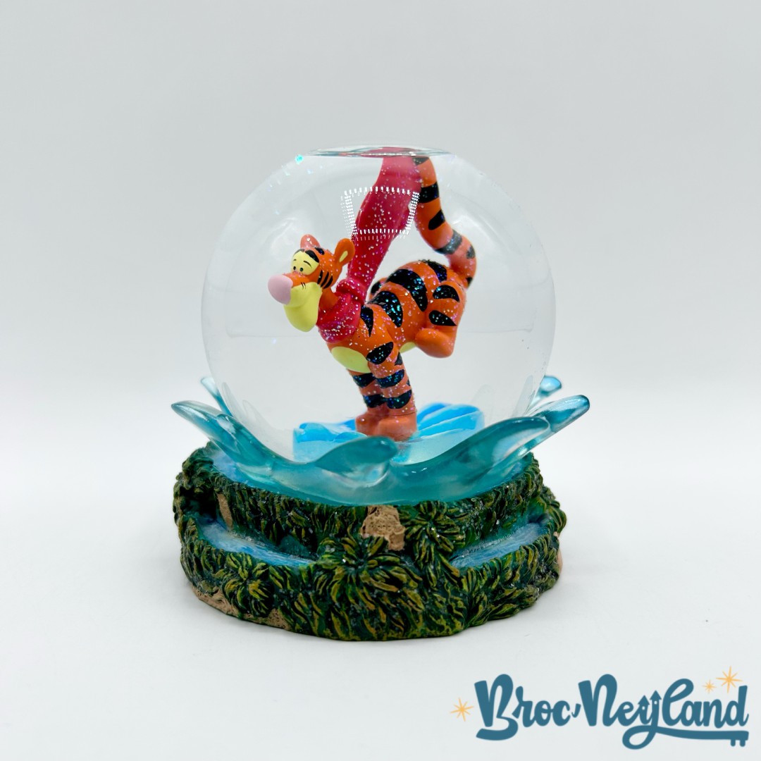 Boule-à-neige-Tigrou-Disney-Store-Winnie-ourson-snow-globe-eau-flaque (2)