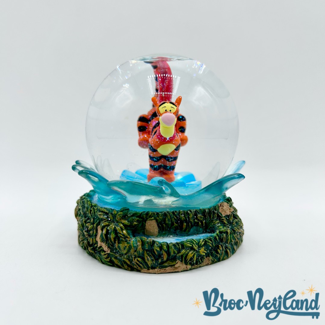 Boule-à-neige-Tigrou-Disney-Store-Winnie-ourson-snow-globe-eau-flaque (3)