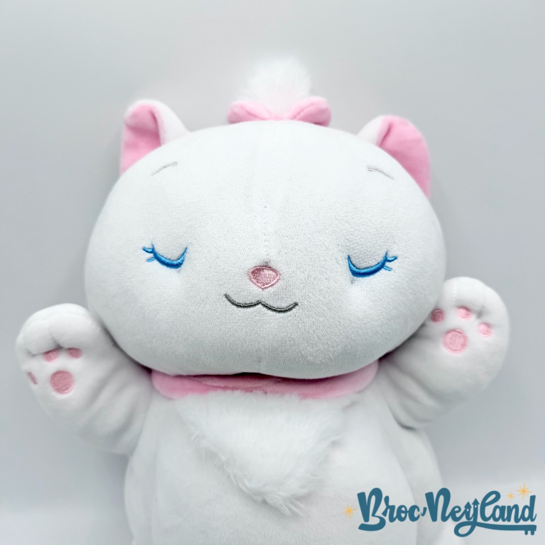 Peluche-Marie-moyen-Cuddleez-Disney-Store-2018-Les-Aristochats-blanc-dort-couché (5)