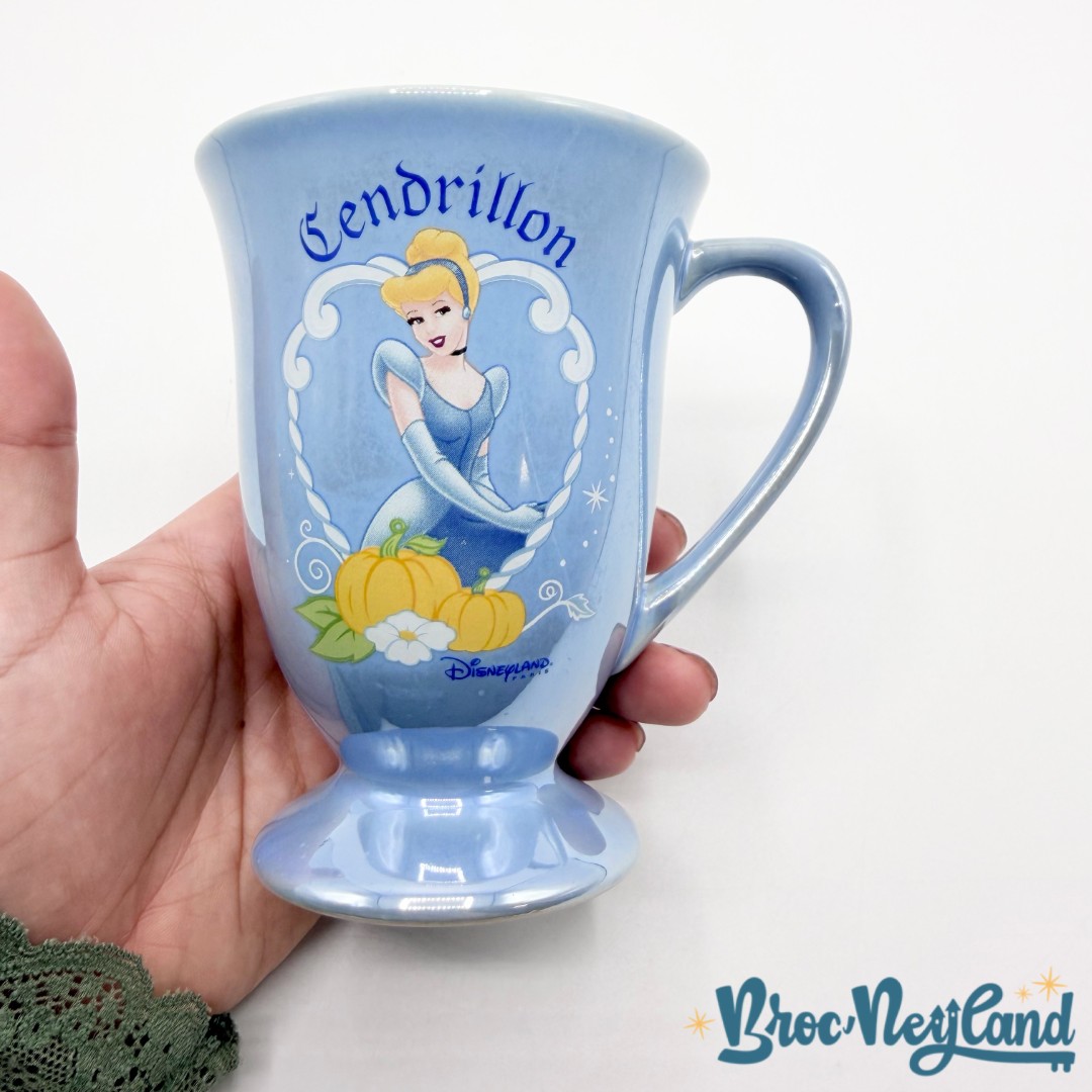 Tasse-Cendrillon-Disneyland-Paris-mug-Disney-Les-Princesses-bleu (1)