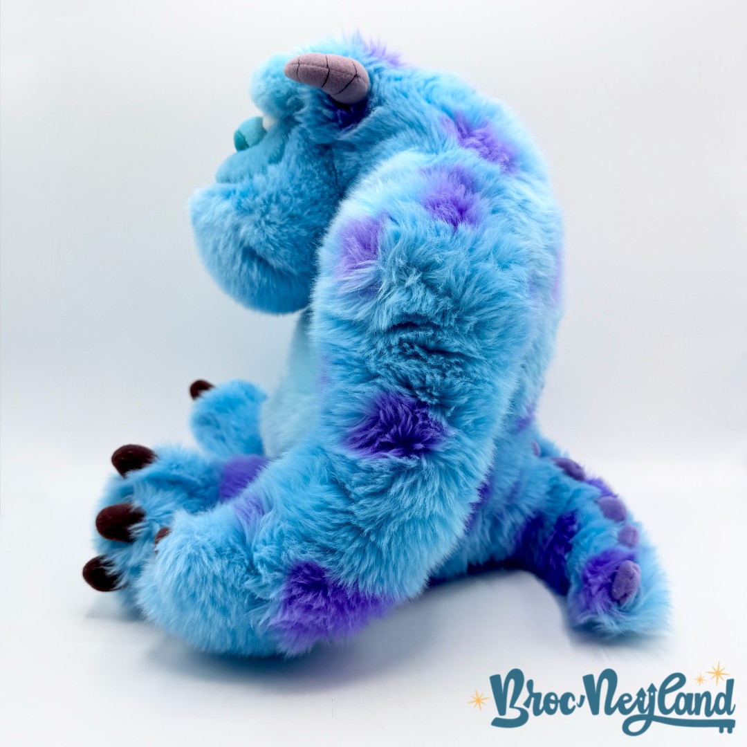 Peluche-Sulli-Monstres-et-Cie-Disney-Store-Sully-bleu-violet-écusson-36-cm (1)