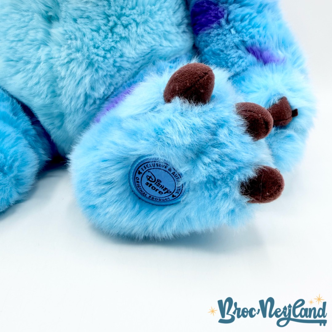 Peluche-Sulli-Monstres-et-Cie-Disney-Store-Sully-bleu-violet-écusson-36-cm (2)
