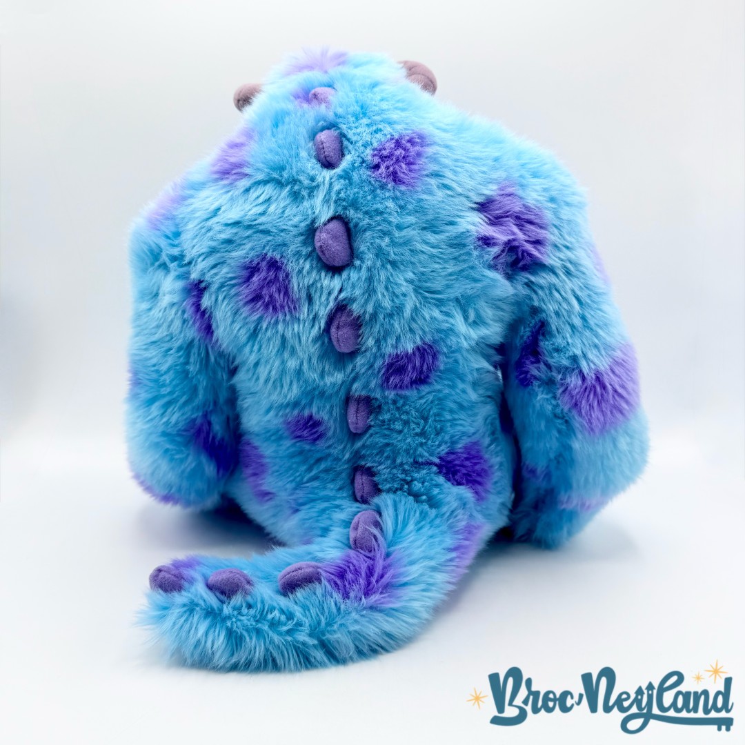 Peluche-Sulli-Monstres-et-Cie-Disney-Store-Sully-bleu-violet-écusson-36-cm (6)