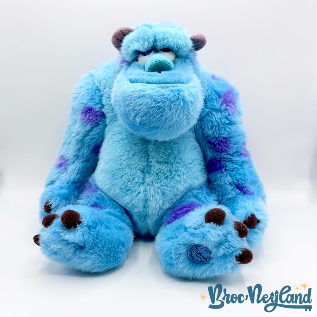 Peluche-Sulli-Monstres-et-Cie-Disney-Store-Sully-bleu-violet-écusson-36-cm (4)