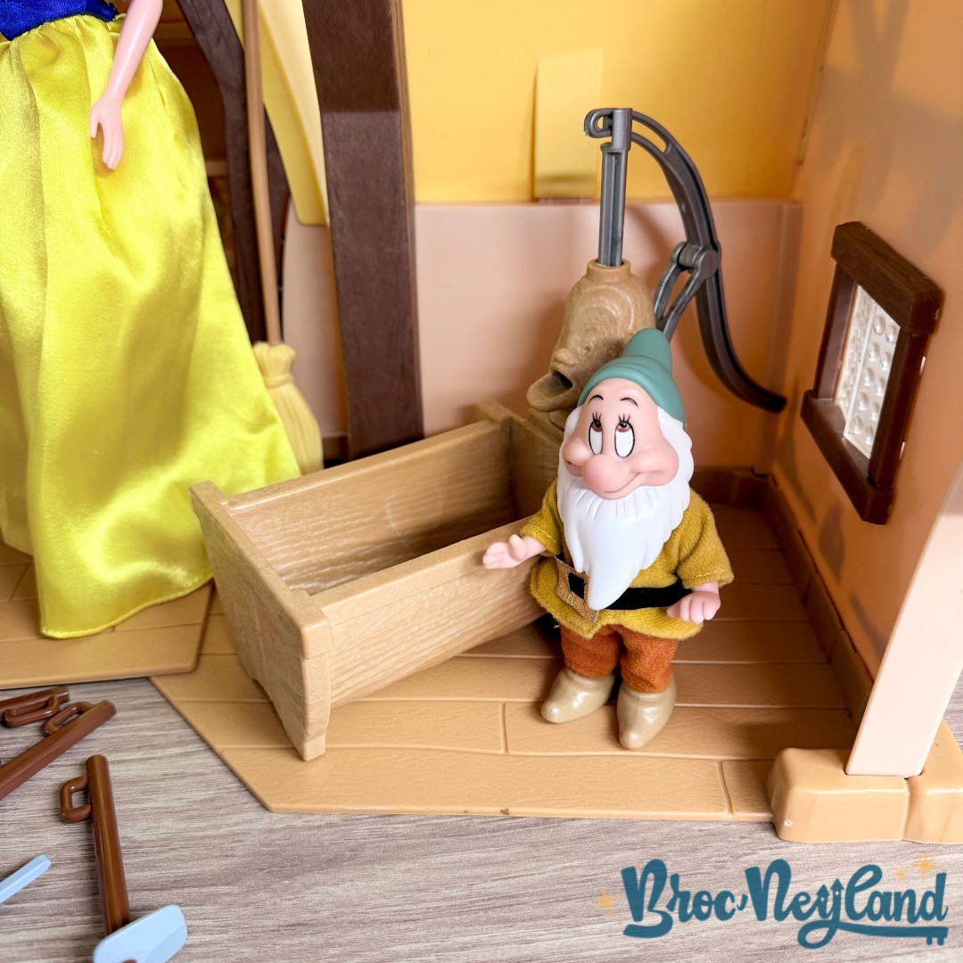 Jouet-Chaumière-des-7-Nains-mini-poupées-Disney-Princesses-Simba-Toys-Blanche-Neige-et-les-sept-nains (5)