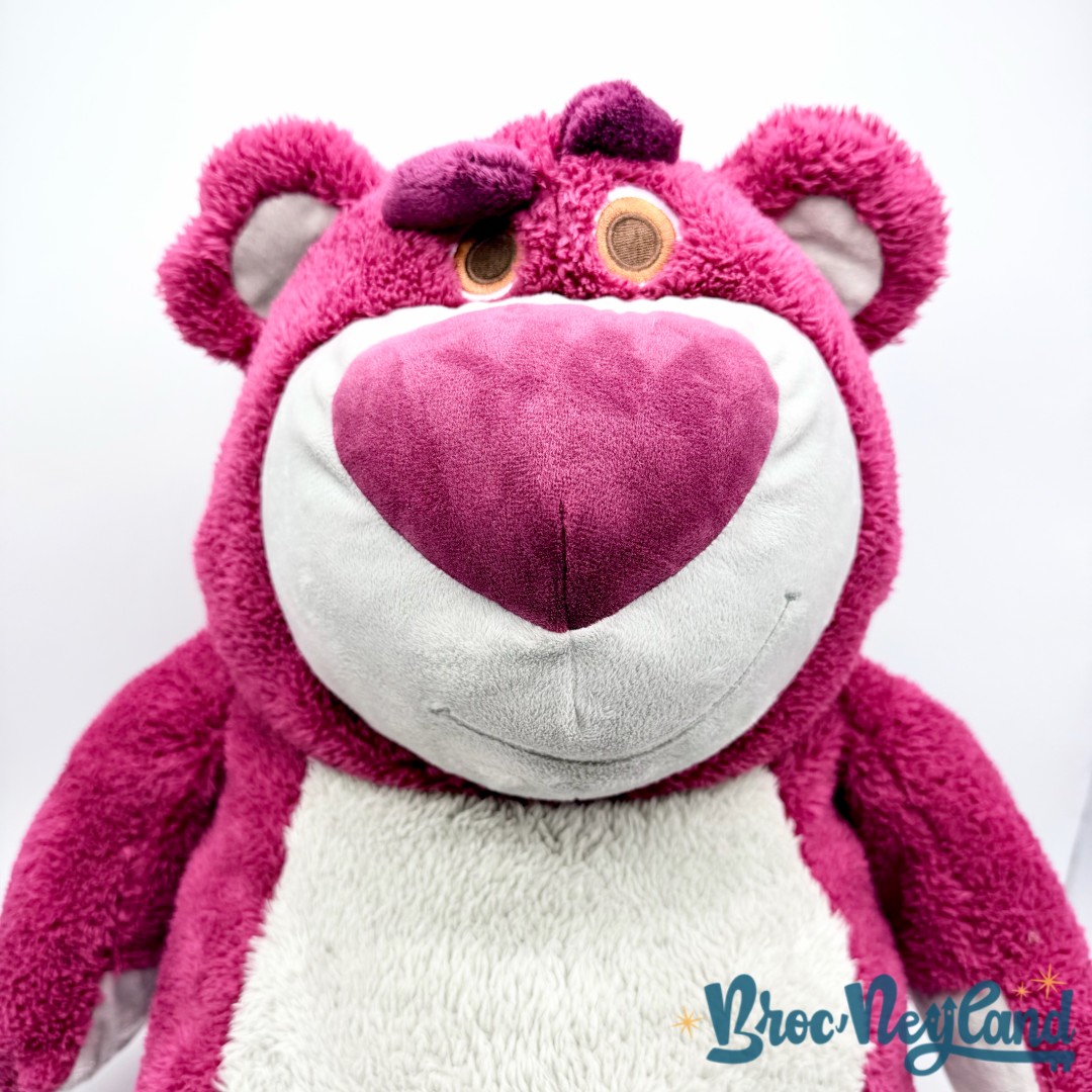 Peluche-Lotso-XXL-Toy-Story-3-Disney-Store-2024-ours-rose-grand-format-55-cm (4)