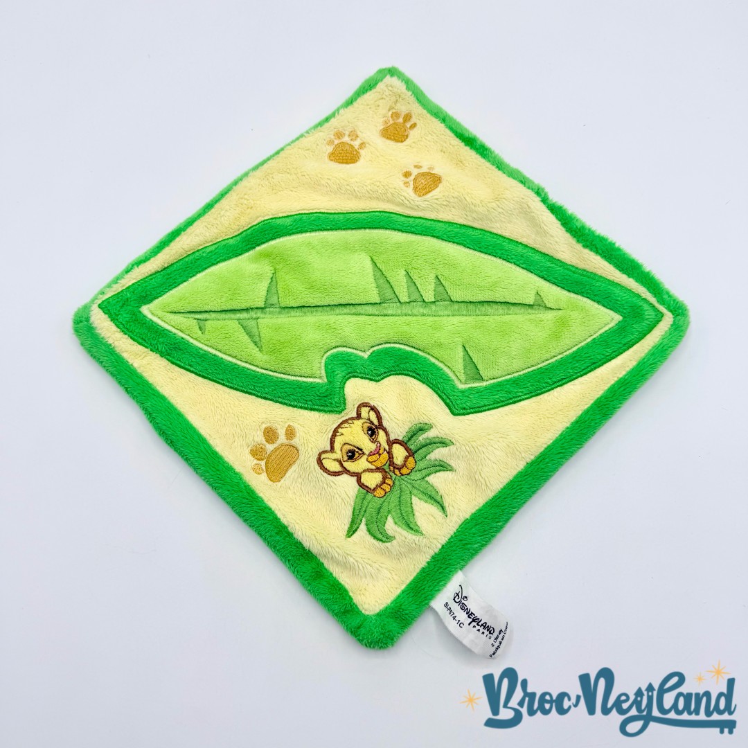 Peluche-Doudou-Simba-Le-Roi-Lion-Disneyland-Paris-Disney-carré-jaune-vert (1)