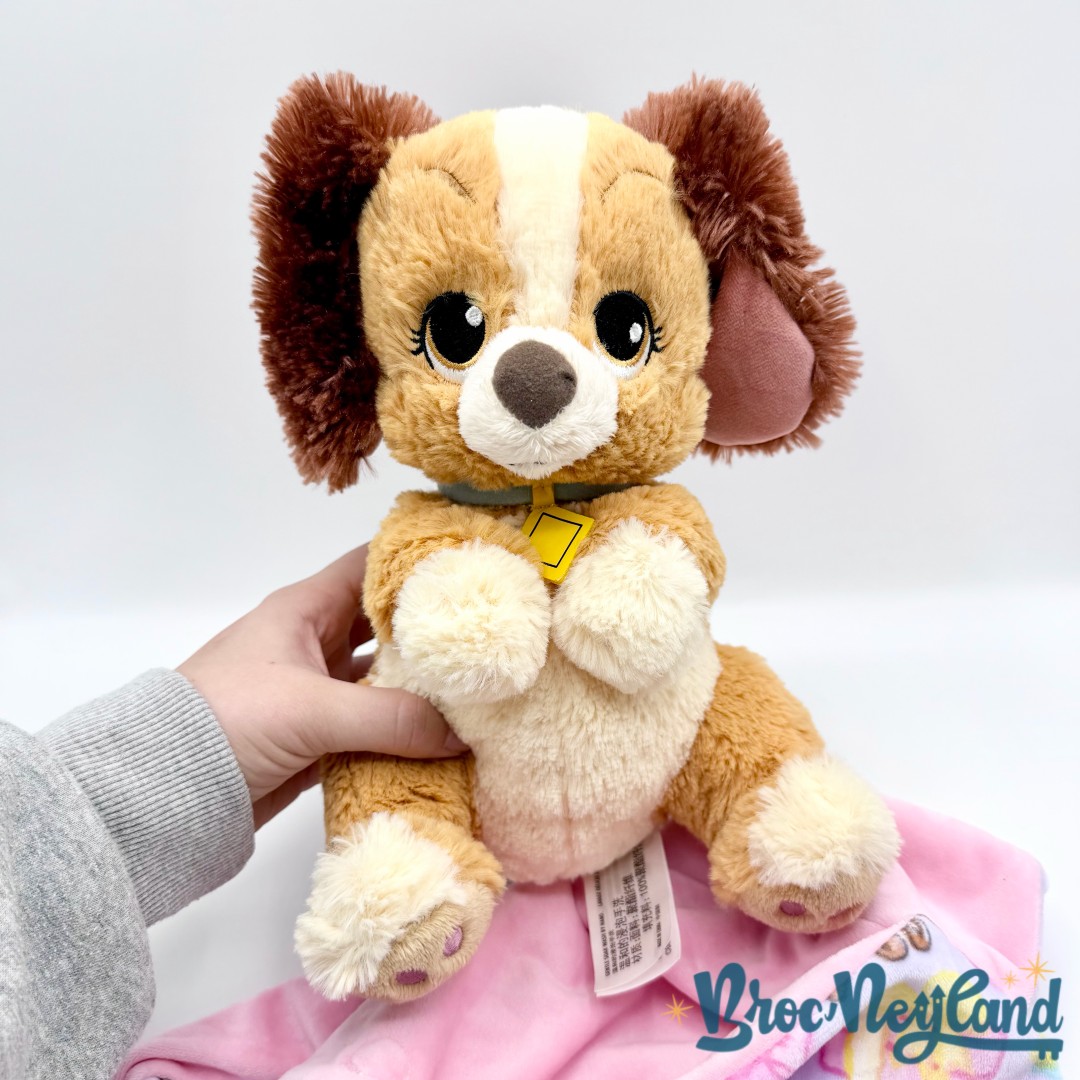 Peluche-Lady-emmaillotée-La-Belle-et-le-Clochard-Disney-Parks-2018-chien-marron-couverture-cocon-28-cm (7)